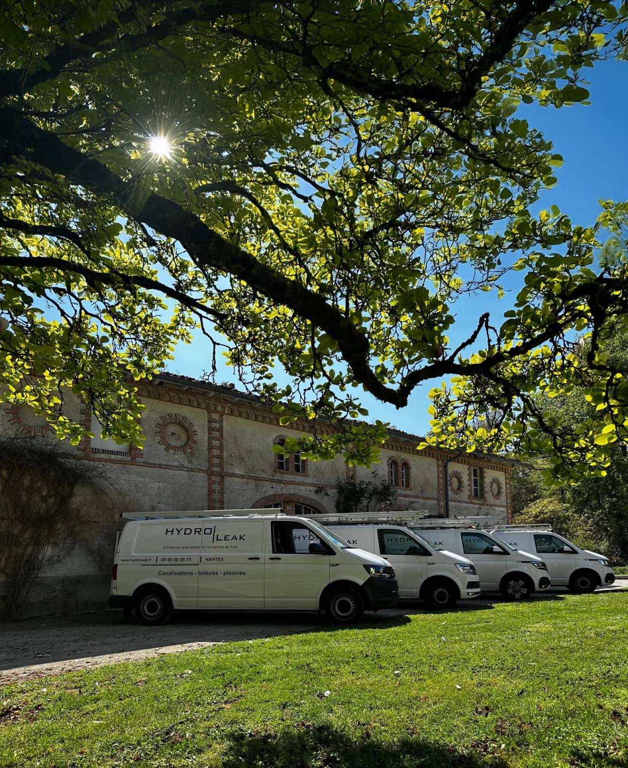 La flotte de véhicules Hydro Leak devant un château en Pays de la Loire