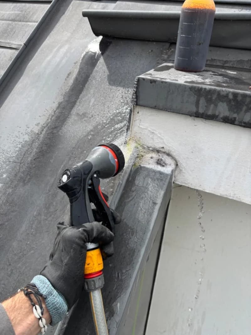 Test par aspersion sur une toiture en zinc pour localiser l'infiltration