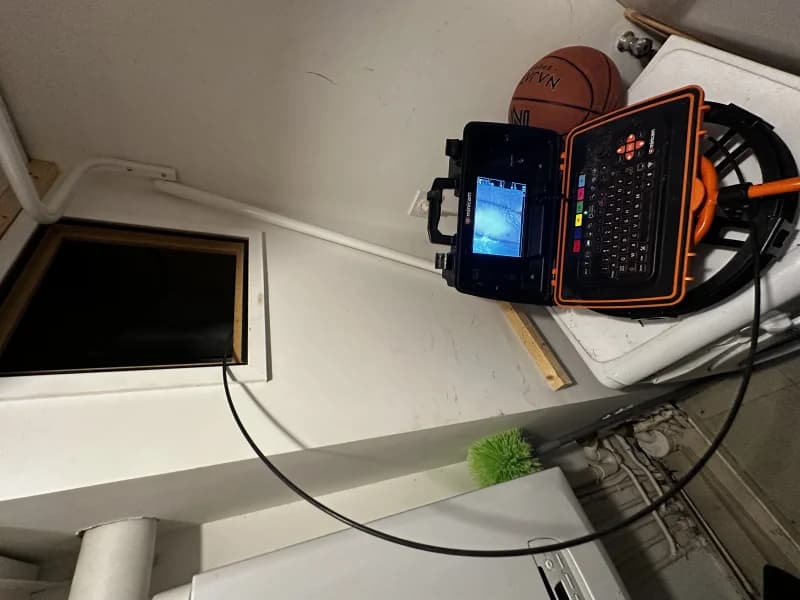 Caméra d'inspection Minicam déployée depuis une trappe d'accès aux canalisations