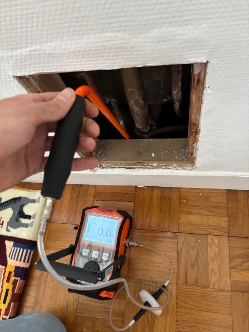 Détecteur Variotec analysant une canalisation de gaz depuis une ouverture murale