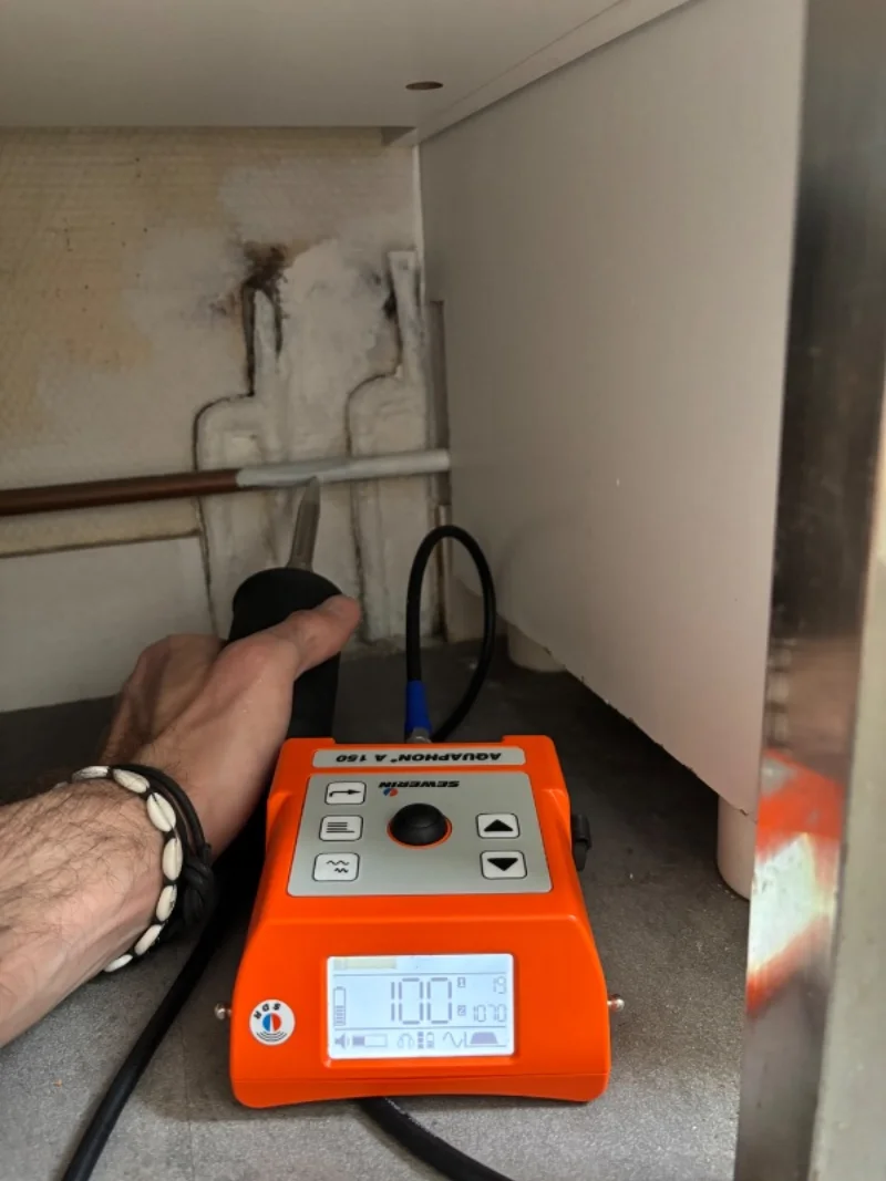 Détection électro-acoustique avec un Aquaphon A150 sur un mur présentant des traces d'humidité