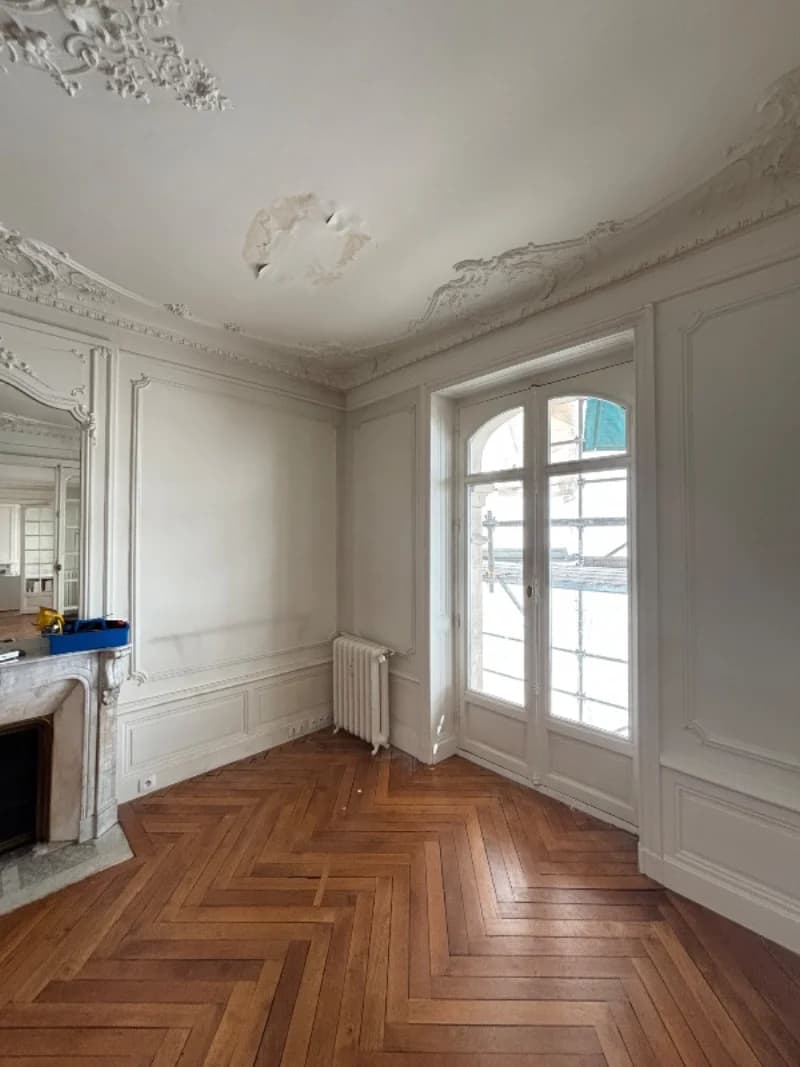 Pièce ancienne avec traces d'humidité au plafond — exemple de sinistre lié à des remontées capillaires